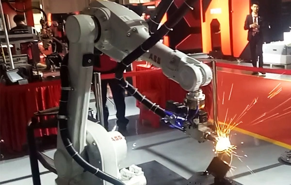 Máquina de corte por láser de brazo robótico 3D para corte y soldadura de tubos y tuberías