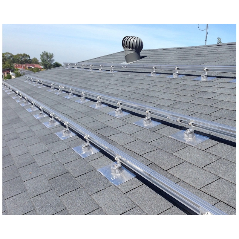 Sistema de montaje de techo solar intermitente para techo de tejas de asfalto