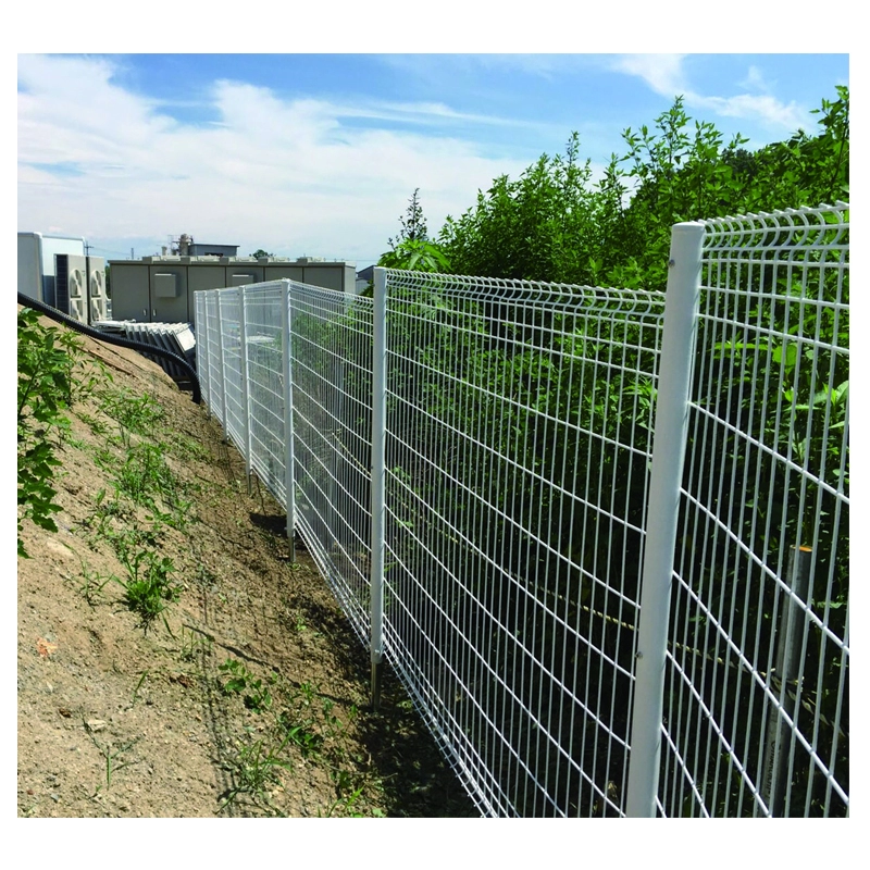 Los paneles solares cercan las puertas del enrejado de la malla de alambre para el jardín/la granja/las casas