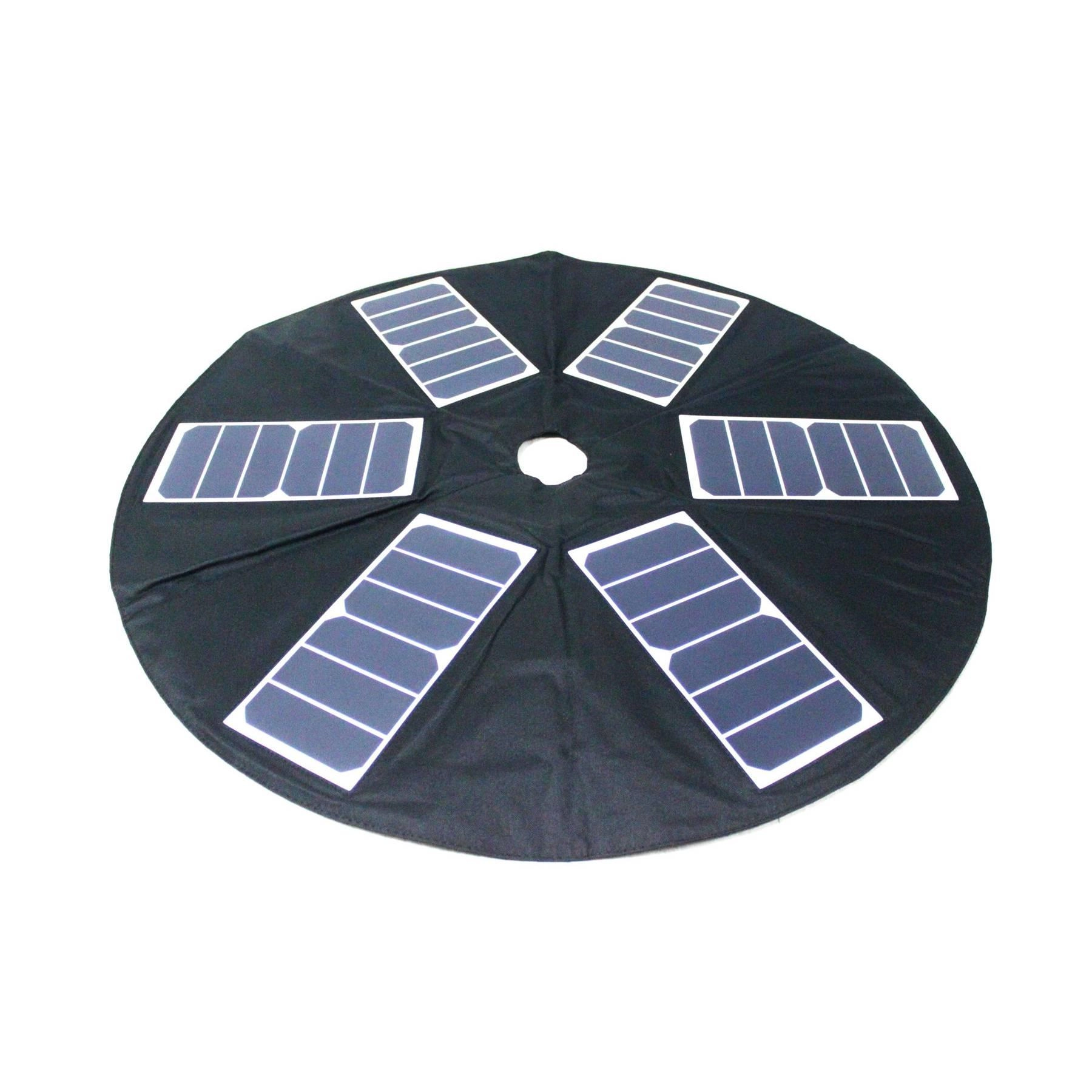 Cargador solar portátil usado playa con forma de paraguas