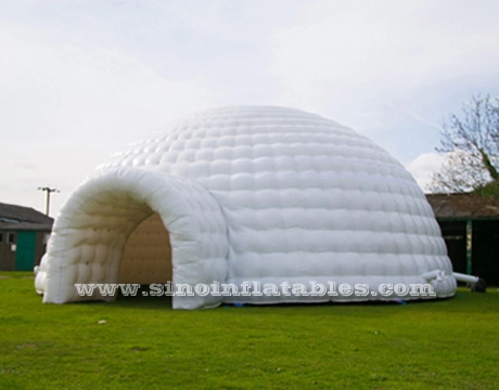 Carpa de cúpula iglú inflable gigante blanca de 10 metros para 50 personas con túnel de entrada hecho de lona de pvc brillante