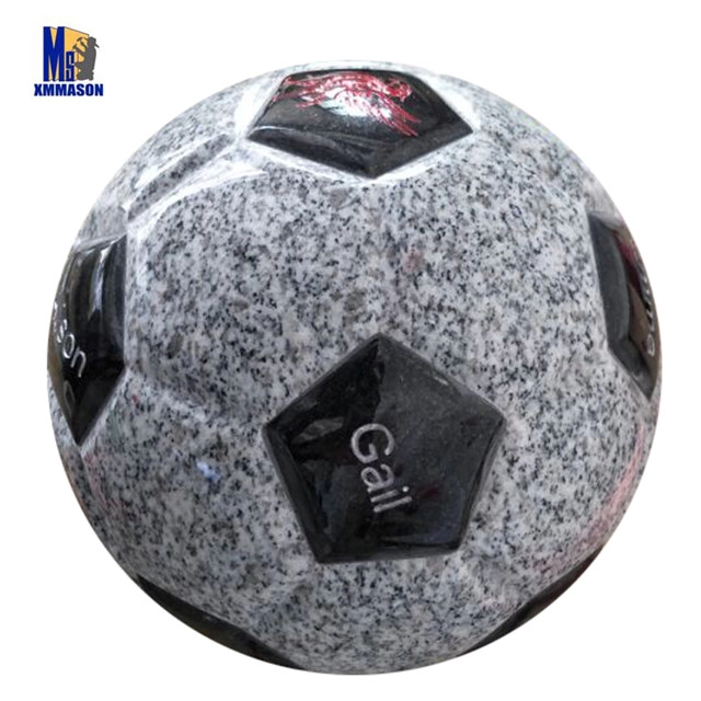 Balón de fútbol tallado en Granite Viscount White y Indian Black a la venta