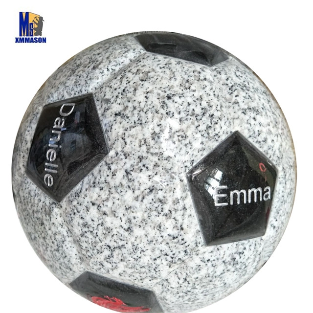 Balón de fútbol tallado en Granite Viscount White y Indian Black a la venta