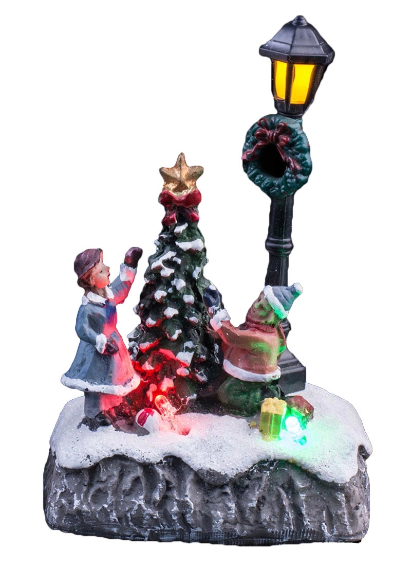 Escena de Navidad iluminada con niños decorar el árbol de Navidad