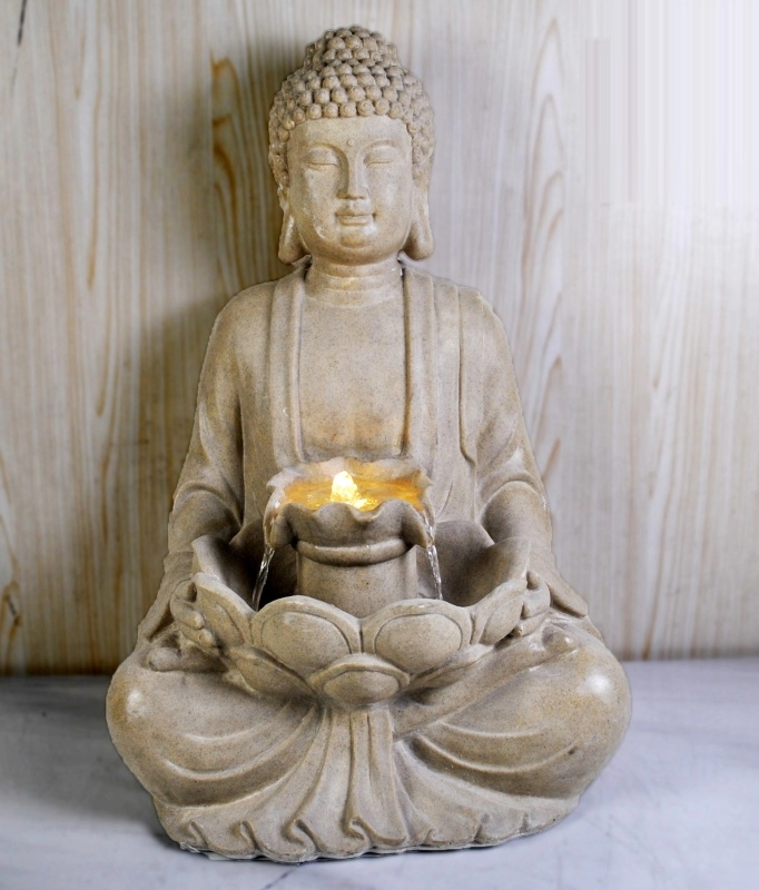 Fuente de agua de Buda meditando solar