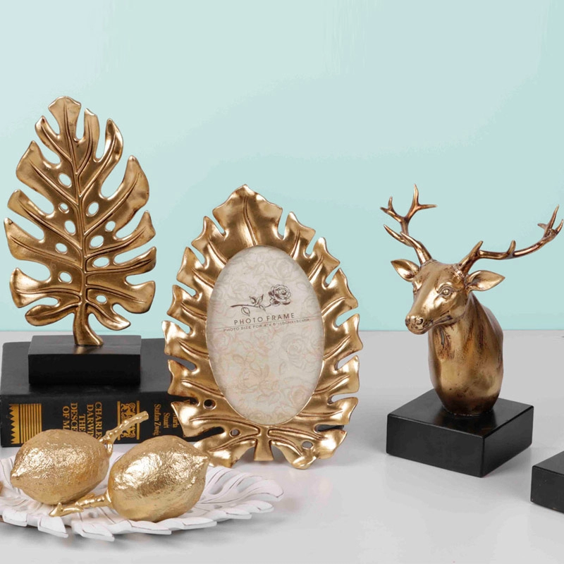 Colección Hojas de Monstera deliciosa en resina con decoración de ciervos