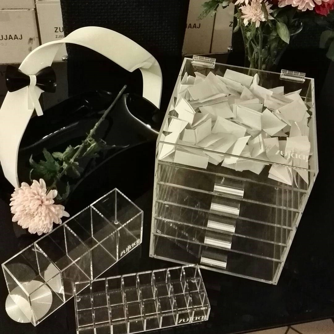 Organizador de maquillaje de acrílico transparente con cajones.