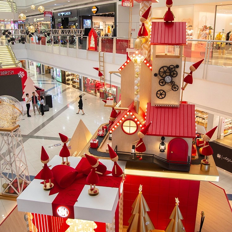 Decoración navideña roja de moda para el centro comercial
