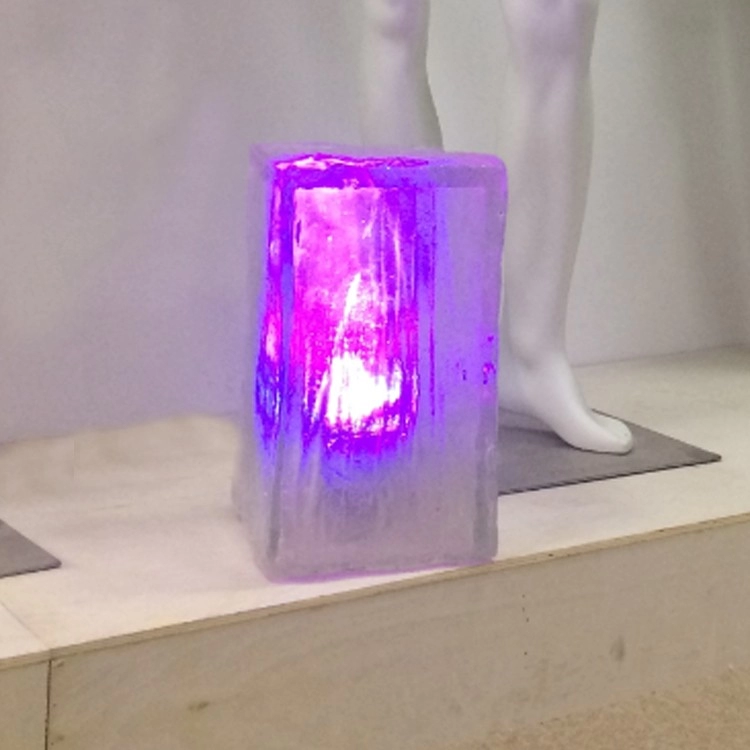 Artesanía de resina de cubo de hielo de cristal falso para exhibición de ventana de tienda minorista visual