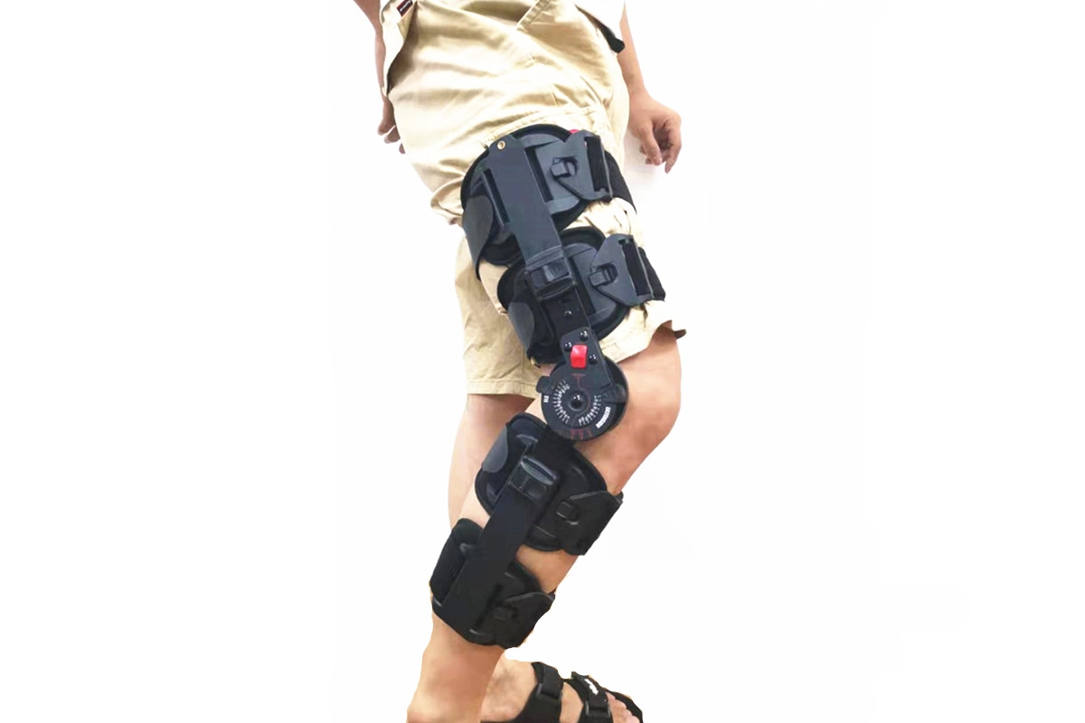 Rodilleras telescópicas ROAM con cuatro correas protectoras fabricante de aparatos ortopédicos personalizados