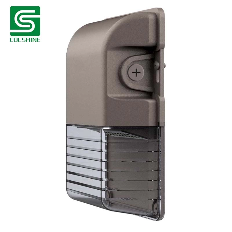 Paquetes de pared con clasificación IP65 con fotocélula incorporada para uso en aparcamientos, muelles de carga y almacenes