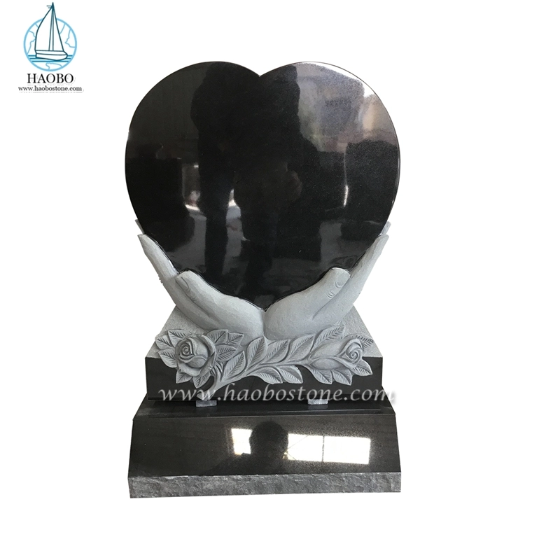 Manos de granito negro de Shanxi sosteniendo una lápida tallada en un corazón