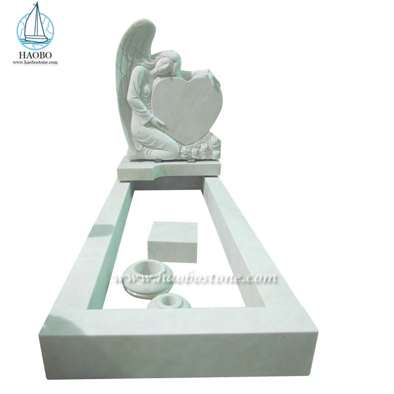 Ángel de mármol blanco de Han sosteniendo una lápida tallada en un corazón