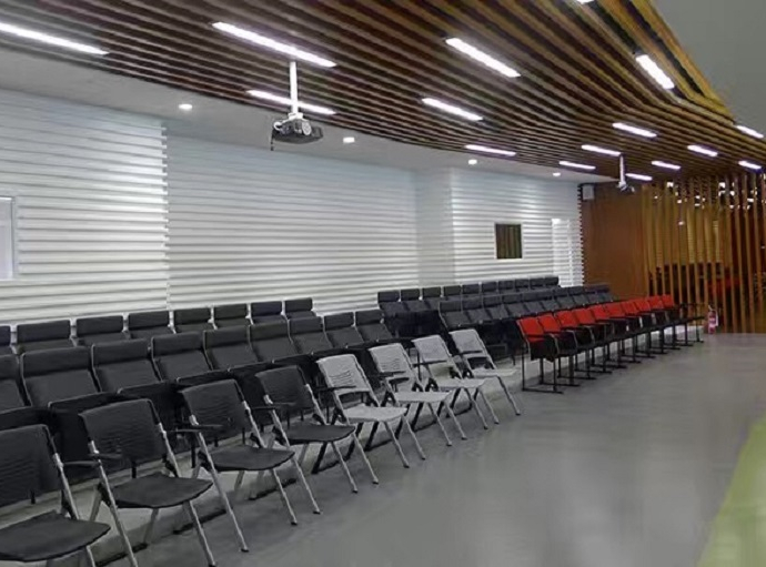 Sala de reuniones con tira de luz LED