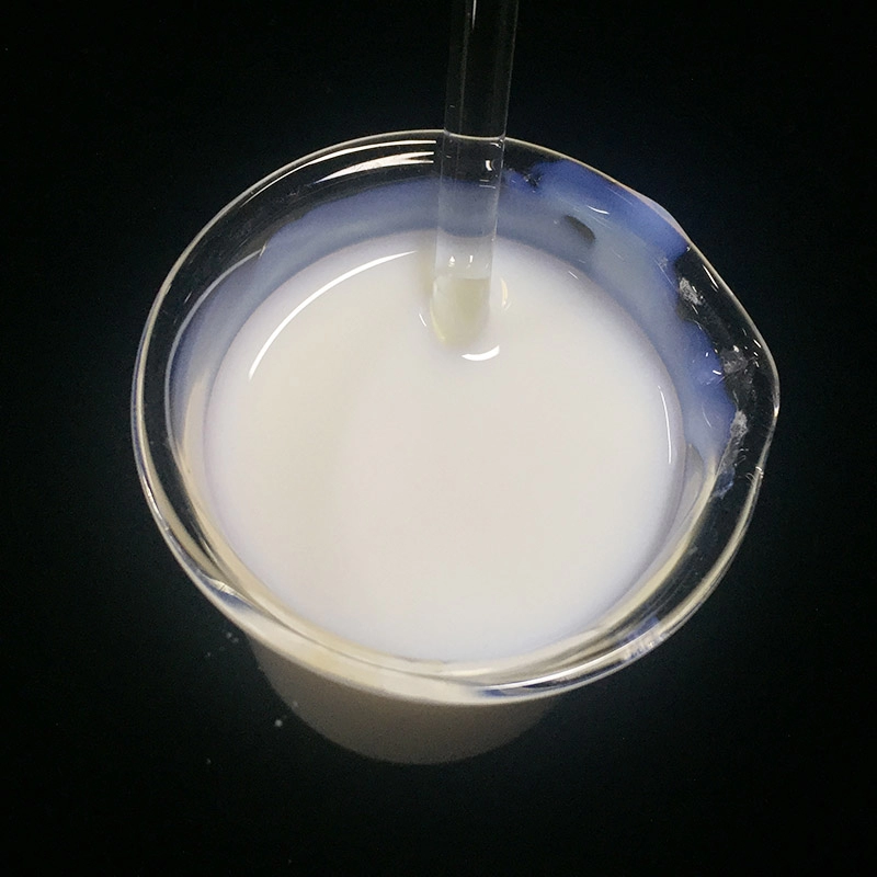 Emulsión acrílica a base de agua de color blanco lechoso translúcido