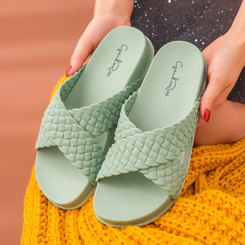 zapatillas de verano con correas de aspecto tejido para niñas