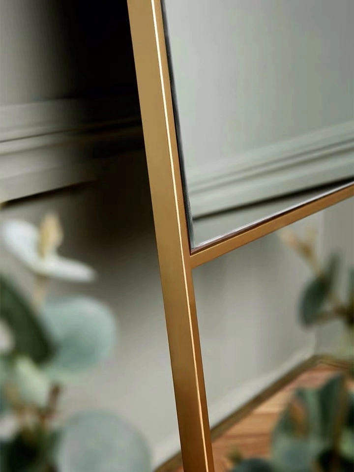 Espejo de pie moderno de metal dorado