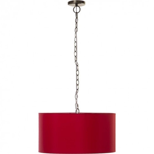 Lámpara colgante de cadena con pantalla de tambor rojo sobre isla de cocina