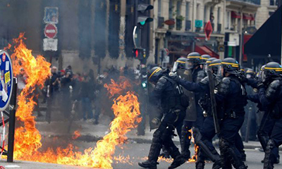 Traje antidisturbios de la policía