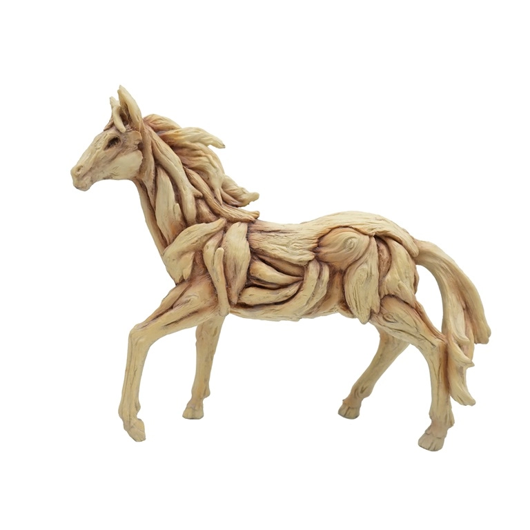 Estatua de caballo posando con un acabado rústico de madera a la deriva de resina