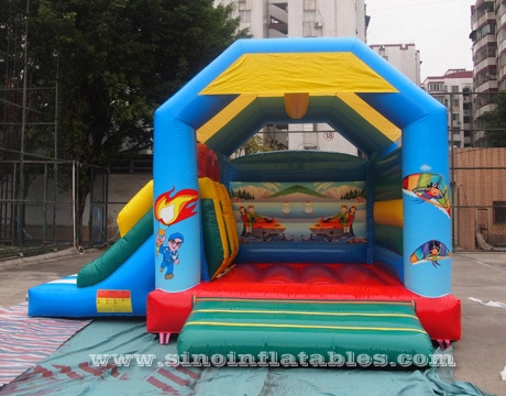 Castillo hinchable combinado deportivo para niños con tobogán certificado por EN14960 hecho de la mejor lona de pvc