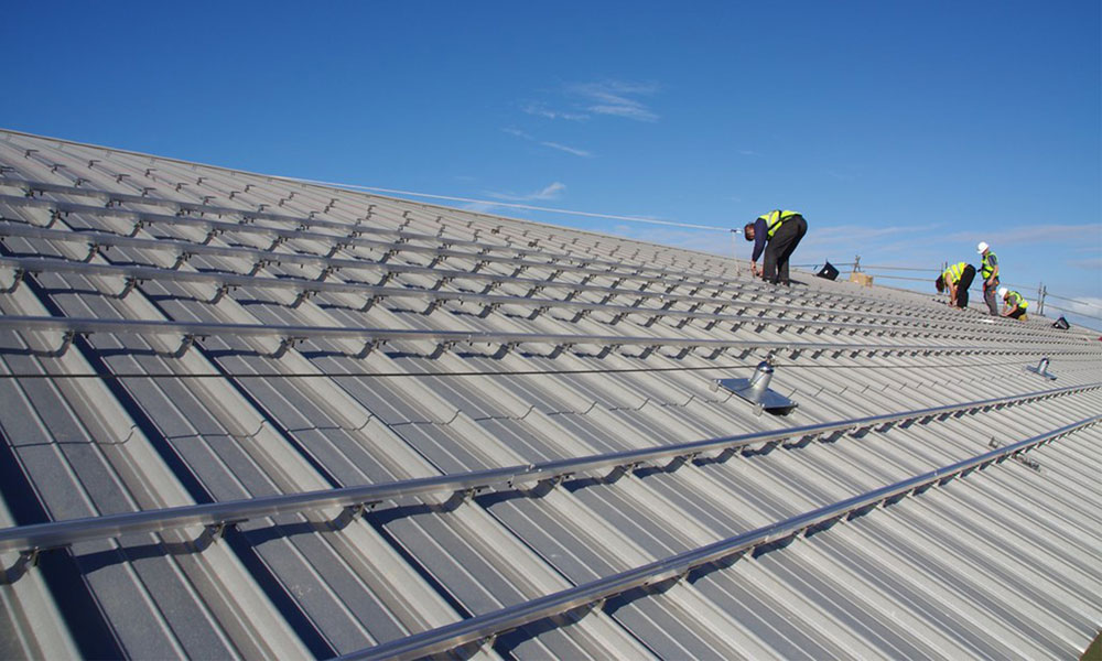 Fácil instalación de láminas de metal para techos.